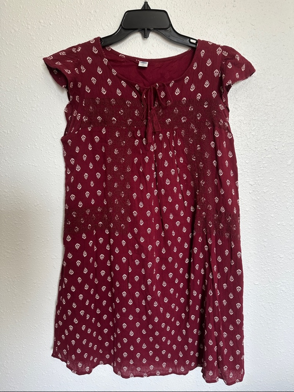 Old Navy Burgundy Tie-Neck Short Flutter Sleeve Dress Crochet Size Small Petite